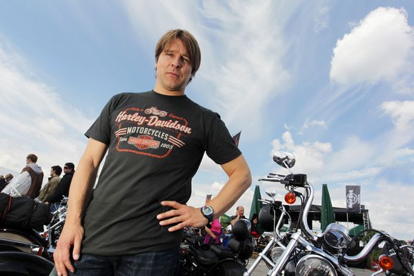 HarleyHH2011   301.jpg - Hamburger Harley Days 2011, Harley Davidson,  Michael Oenning (Trainer des Hamburger SV), VIP, Leute,  *** Local Caption *** copyright:Henning AngererGneisenaustrasse 1820253 HamburgTel 0175 244 32 72henning.angerer@hanse.netBankverbindung:Santander, BLZ 200 101 11, Konto-Nr. 22 63 63 63 00